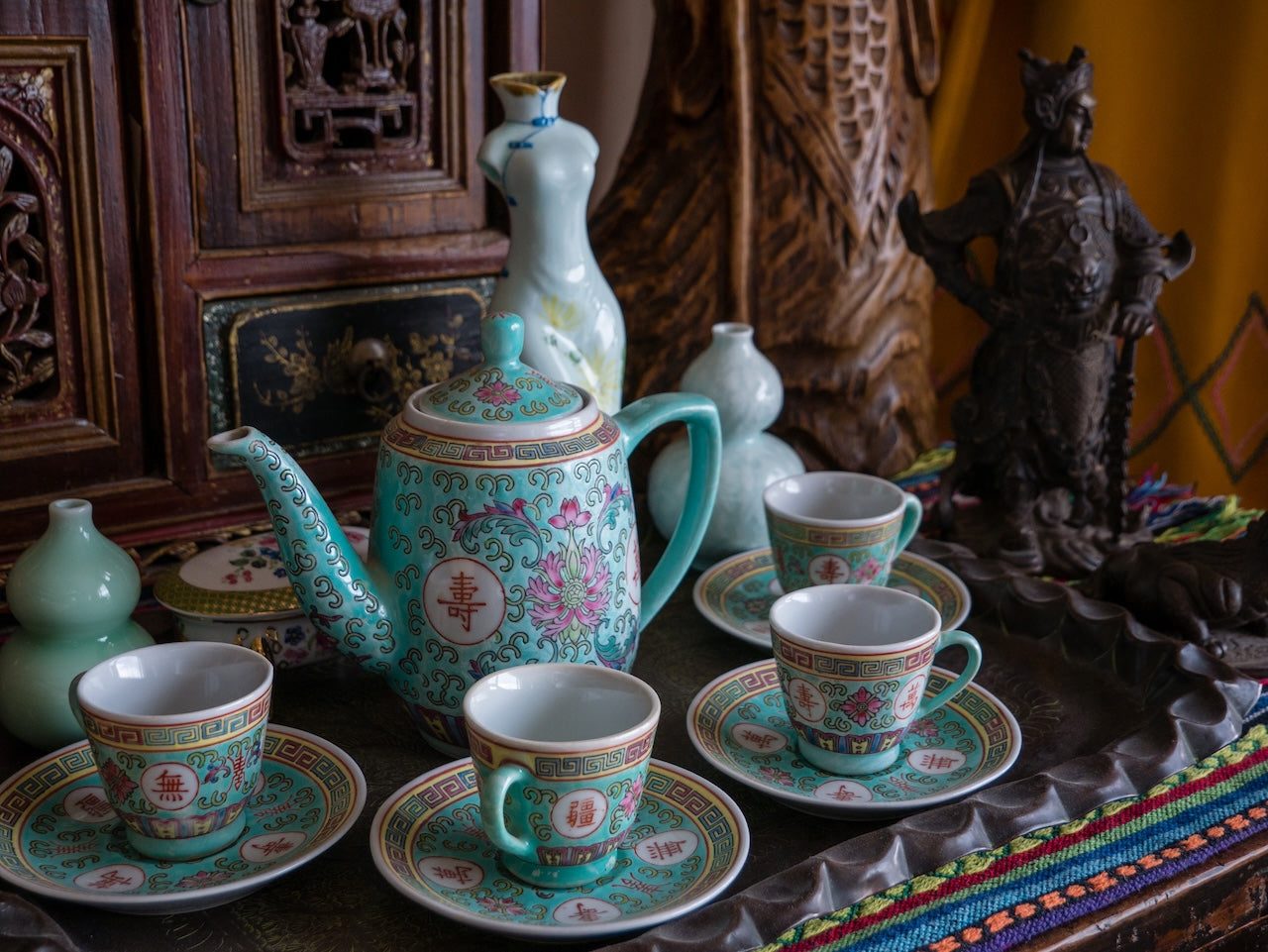 Service à thé chinois en porcelaine Famille Rose, théière au caractère shou — longévité