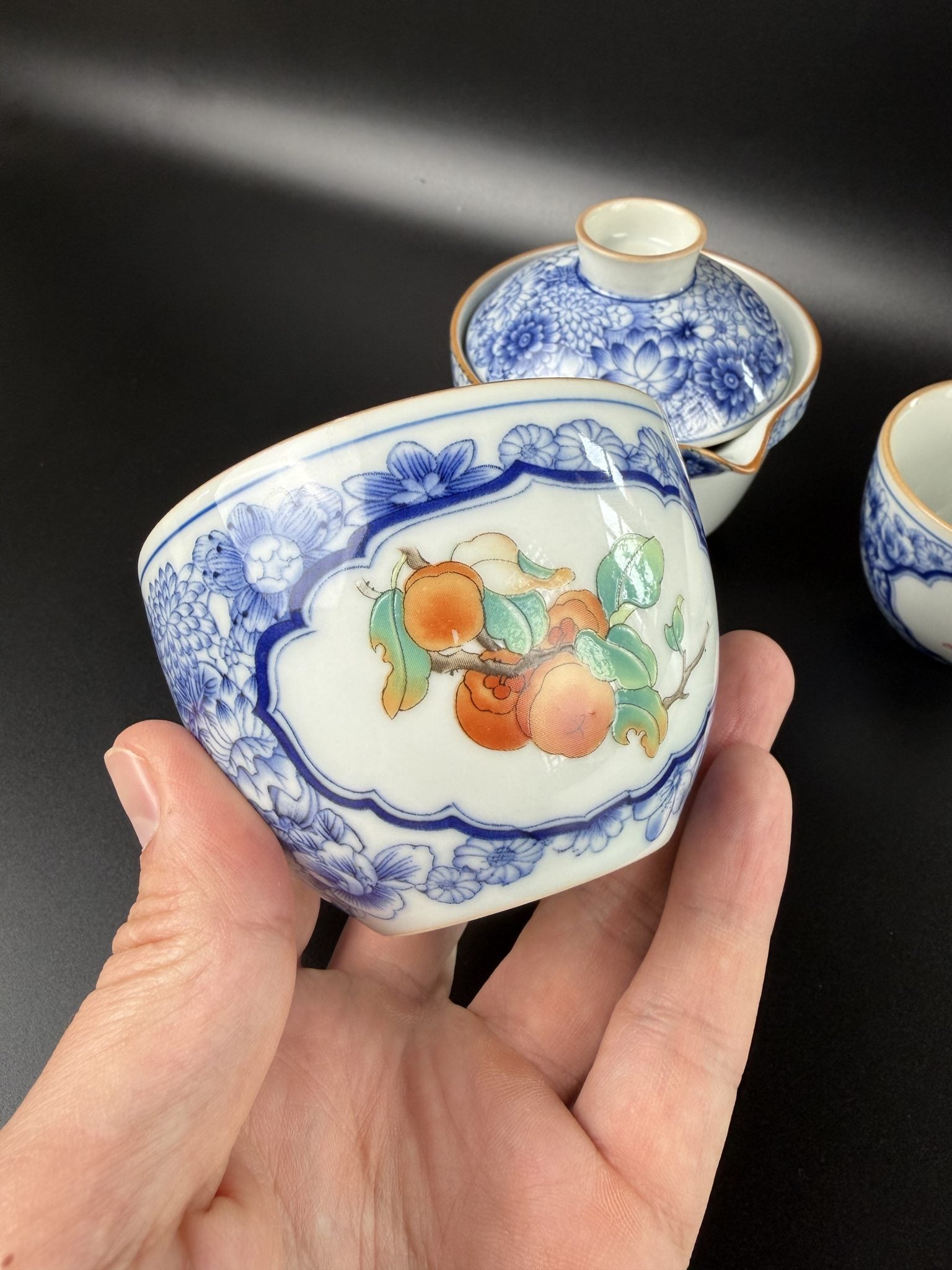 Petite théière de voyage Daothé en porcelaine bleu et blanc, médaillon de fruits peints à la main et chiffon bleu