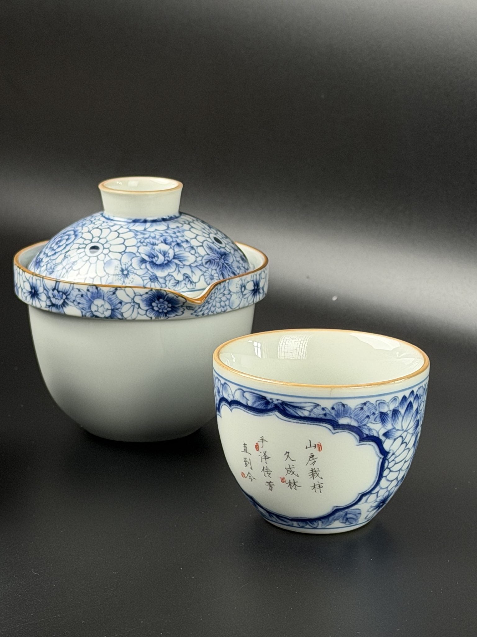 Petite théière de voyage Daothé à couvercle filtre et grande tasse calligraphiée en porcelaine bleu et blanc