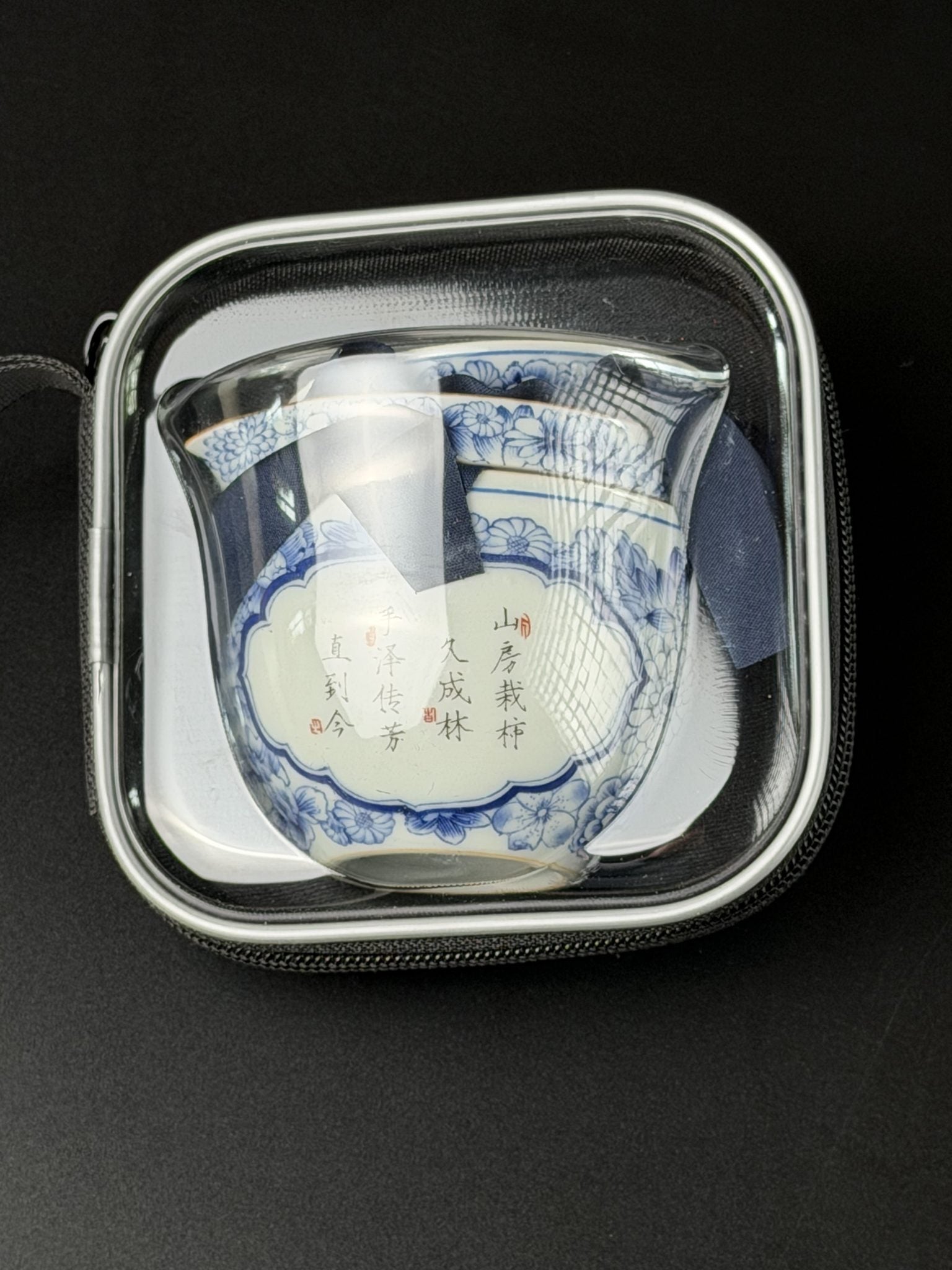 Petite théière de voyage Daothé rangée dans sa pochette de transport souple et transparente zippée
