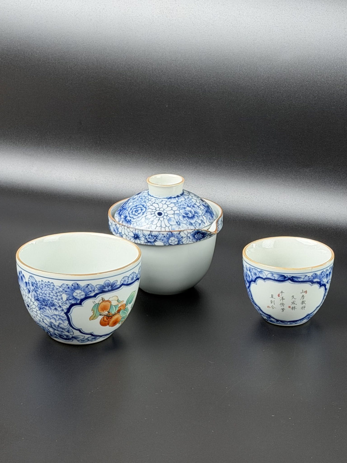 Petite théière de voyage en porcelaine bleu et blanc (motif pêche immortels)