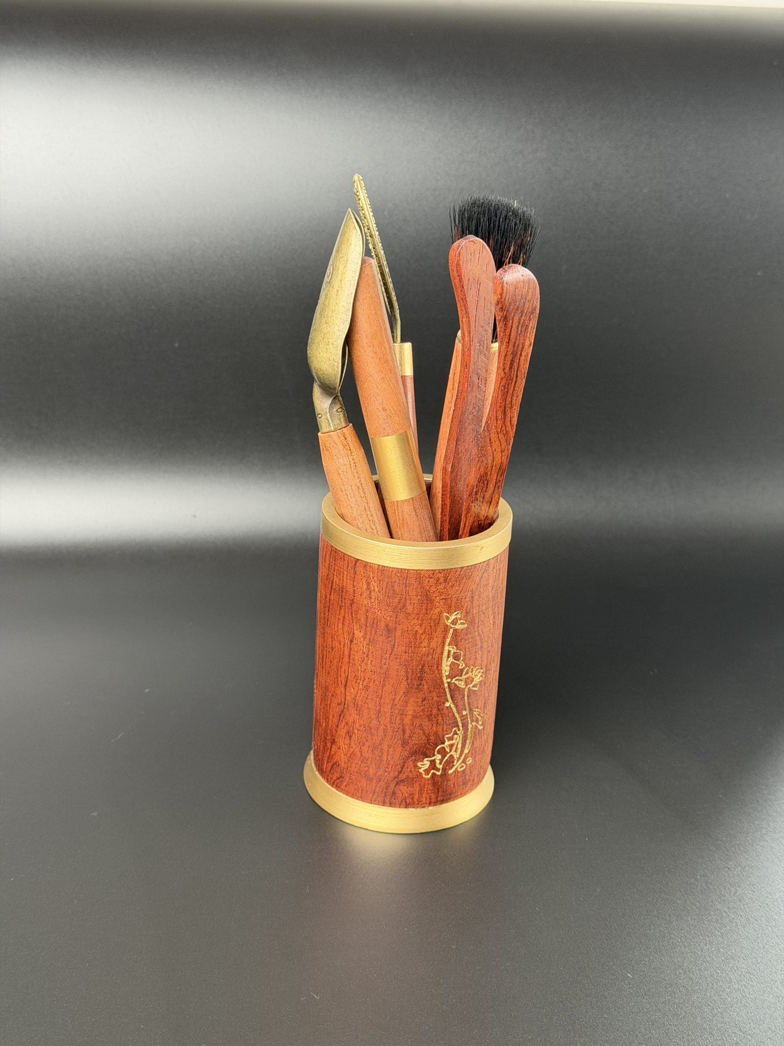 Set d'ustensiles à thé Daothé dans son pot en bois cerclé de laiton, motif gravé doré
