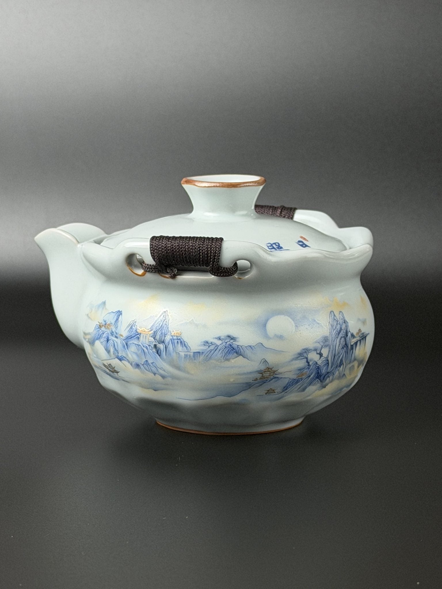 Théière de voyage Daothé en porcelaine céladon peinte à la main, paysage de montagnes et calligraphie chinoise