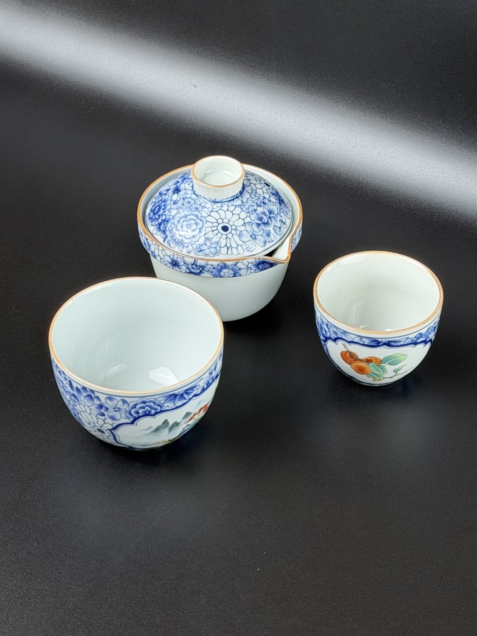 Théière verseuse de voyage et ses deux tasses en porcelaine bleu et blanc peinte à la main, Daothé