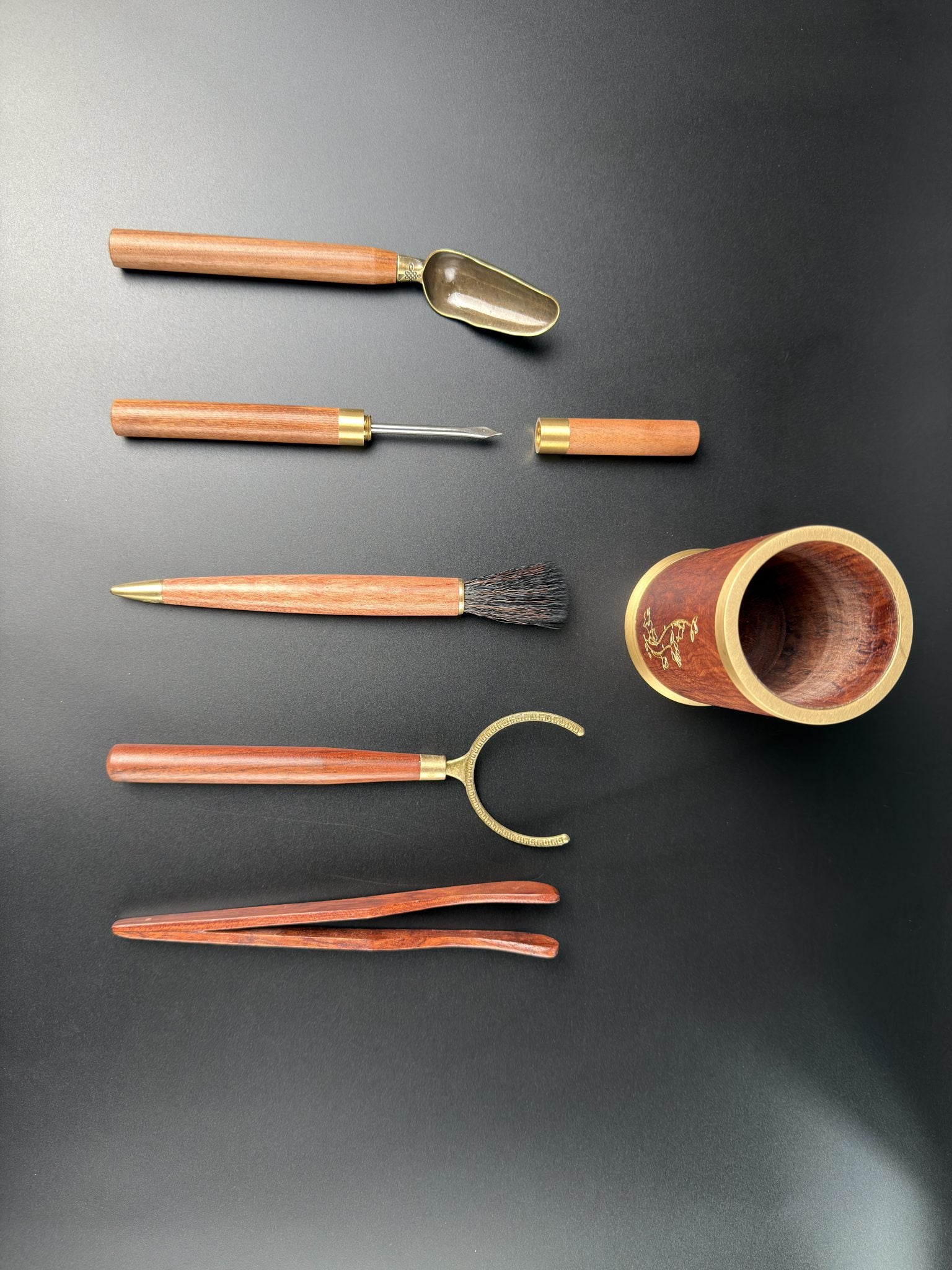 Les ustensiles à thé Daothé à plat : pot, doseur, couteau à thé, pinceau, pince en laiton et brucelles en bois
