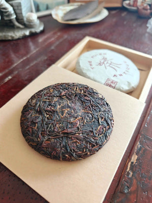 Détail de la galette Pu'er cru Bingdao, feuilles entières pressées à la main