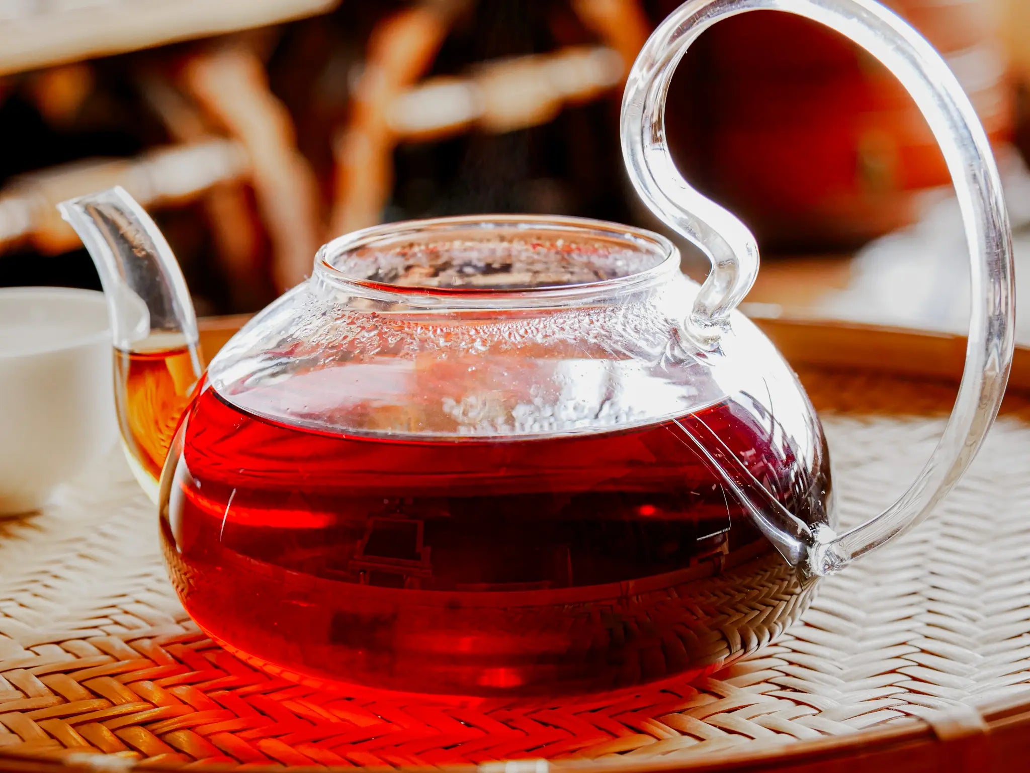 Théière en verre avec infusion de Pu'er fermenté — liqueur acajou profond et légère vapeur, Daothé