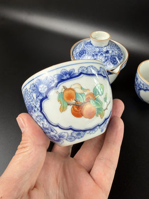 Petite théière de voyage Daothé en porcelaine bleu et blanc, médaillon de fruits peints à la main et chiffon bleu