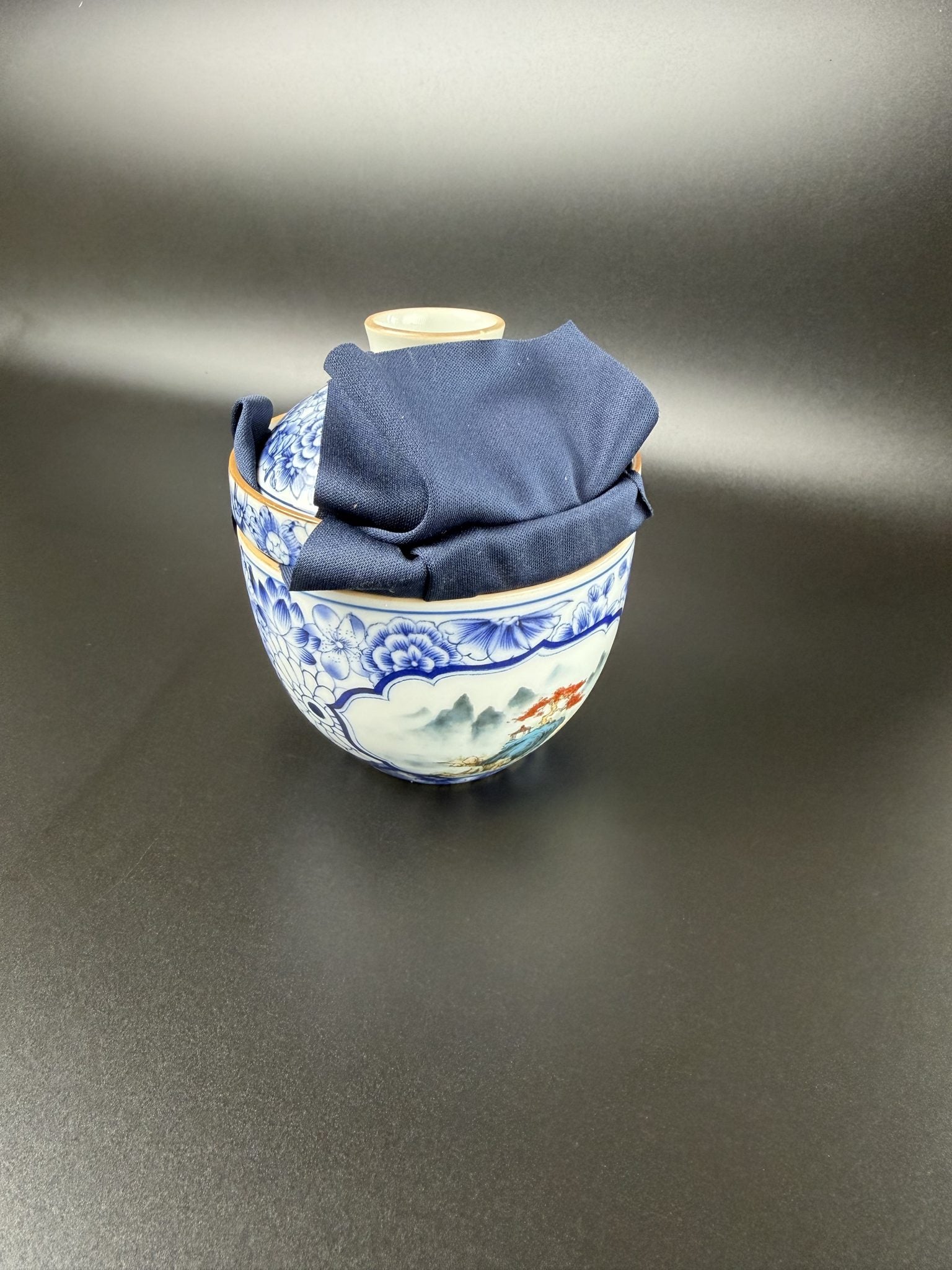 Petite théière de voyage Daothé en porcelaine, couvercle floral bleu et chiffon bleu marine