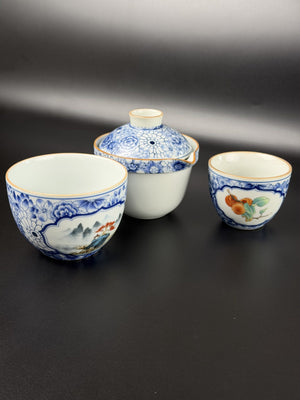 Petite théière de voyage Daothé en porcelaine bleu et blanc, grande tasse à médaillon de paysage et petite tasse à fruits peints