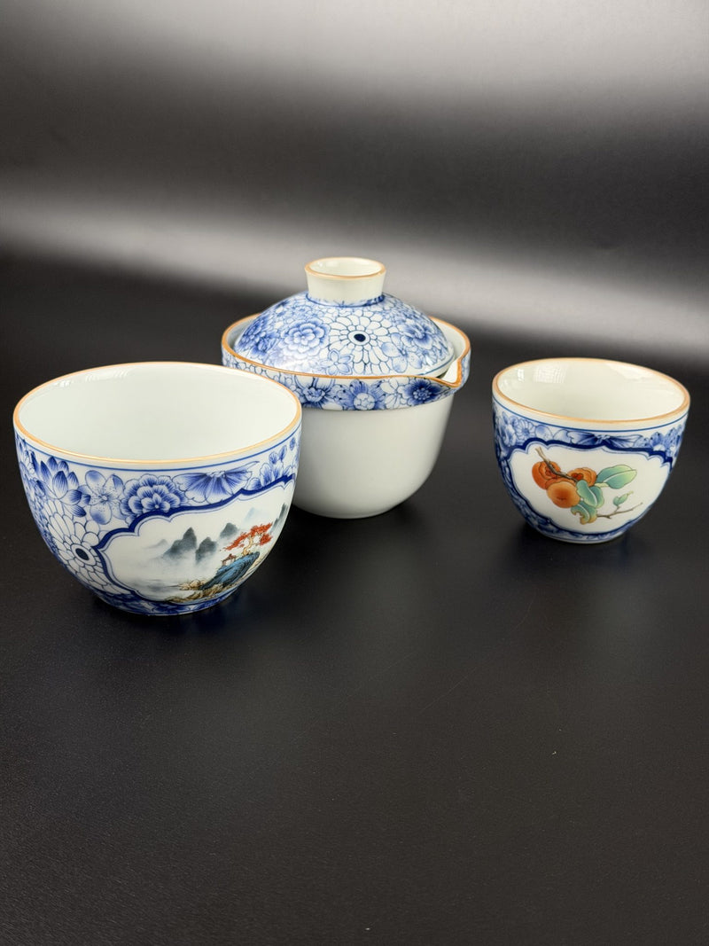 Petite théière de voyage à médaillons peints, porcelaine bleu et blanc (motifs montagnes)
