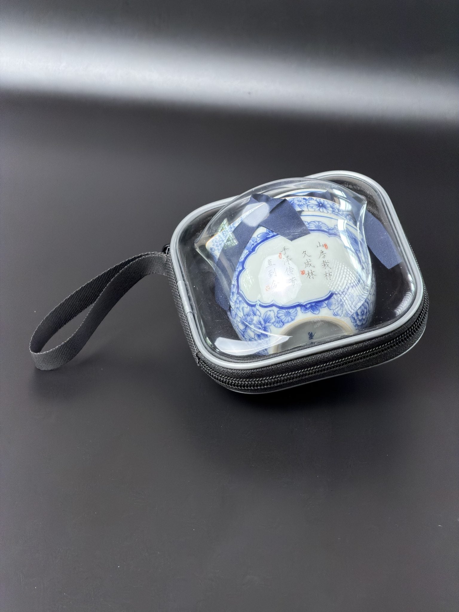 Pochette de transport zippée avec dragonne de la petite théière de voyage Daothé, format nomade compact