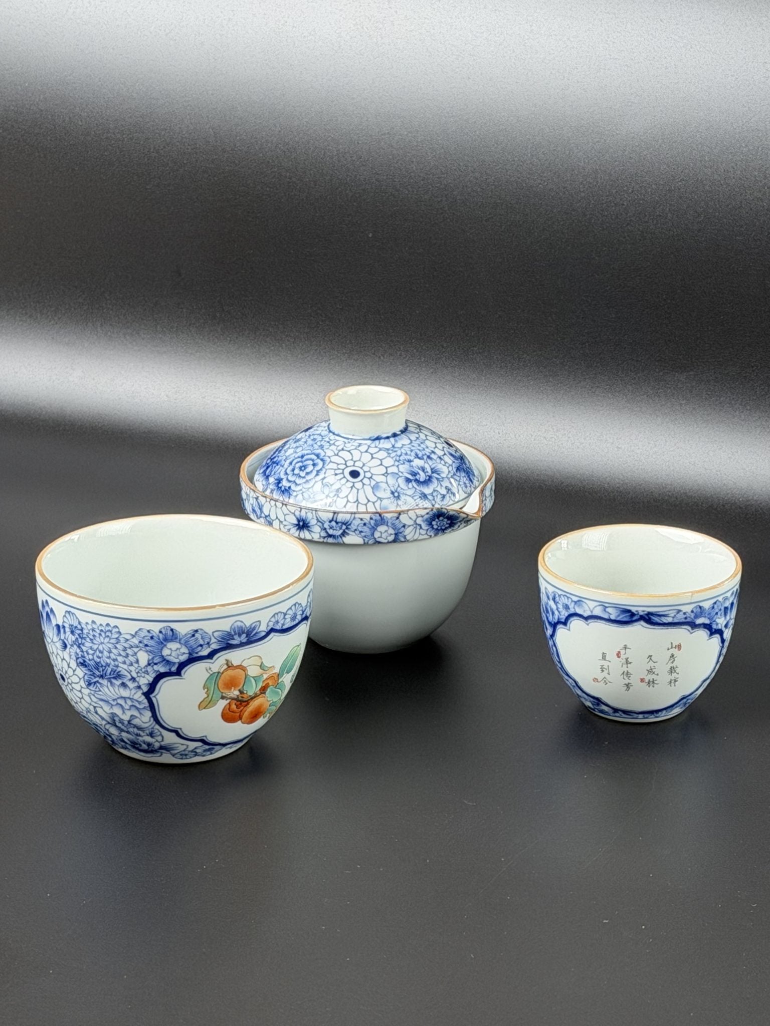 Service à thé de voyage Daothé, petite théière et deux tasses de tailles différentes en porcelaine bleu et blanc