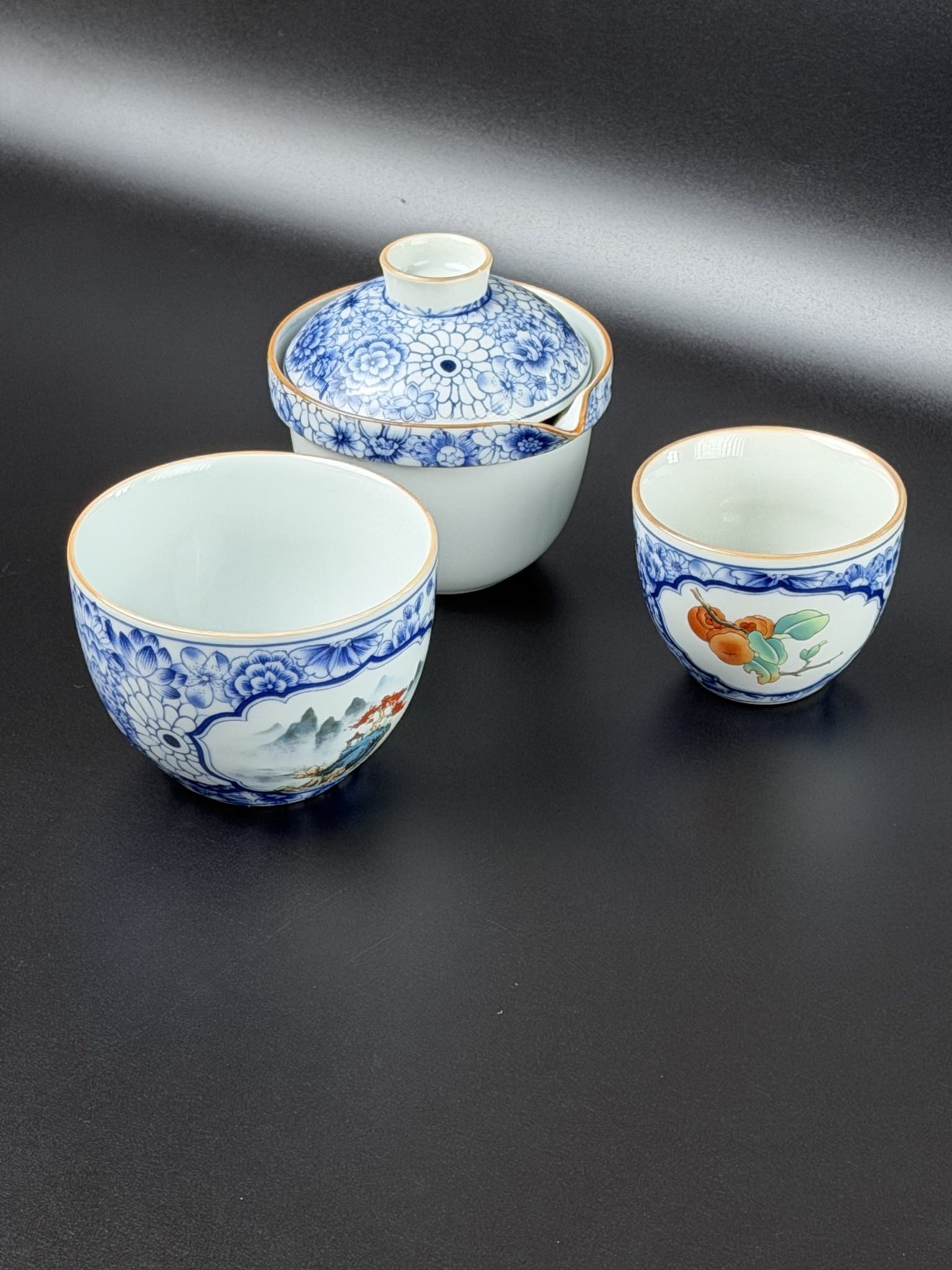 Service à thé de voyage Daothé, théière verseuse et deux tasses à médaillons peints en porcelaine bleu et blanc
