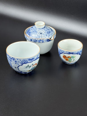 Service à thé de voyage Daothé, théière verseuse et deux tasses à médaillons peints en porcelaine bleu et blanc