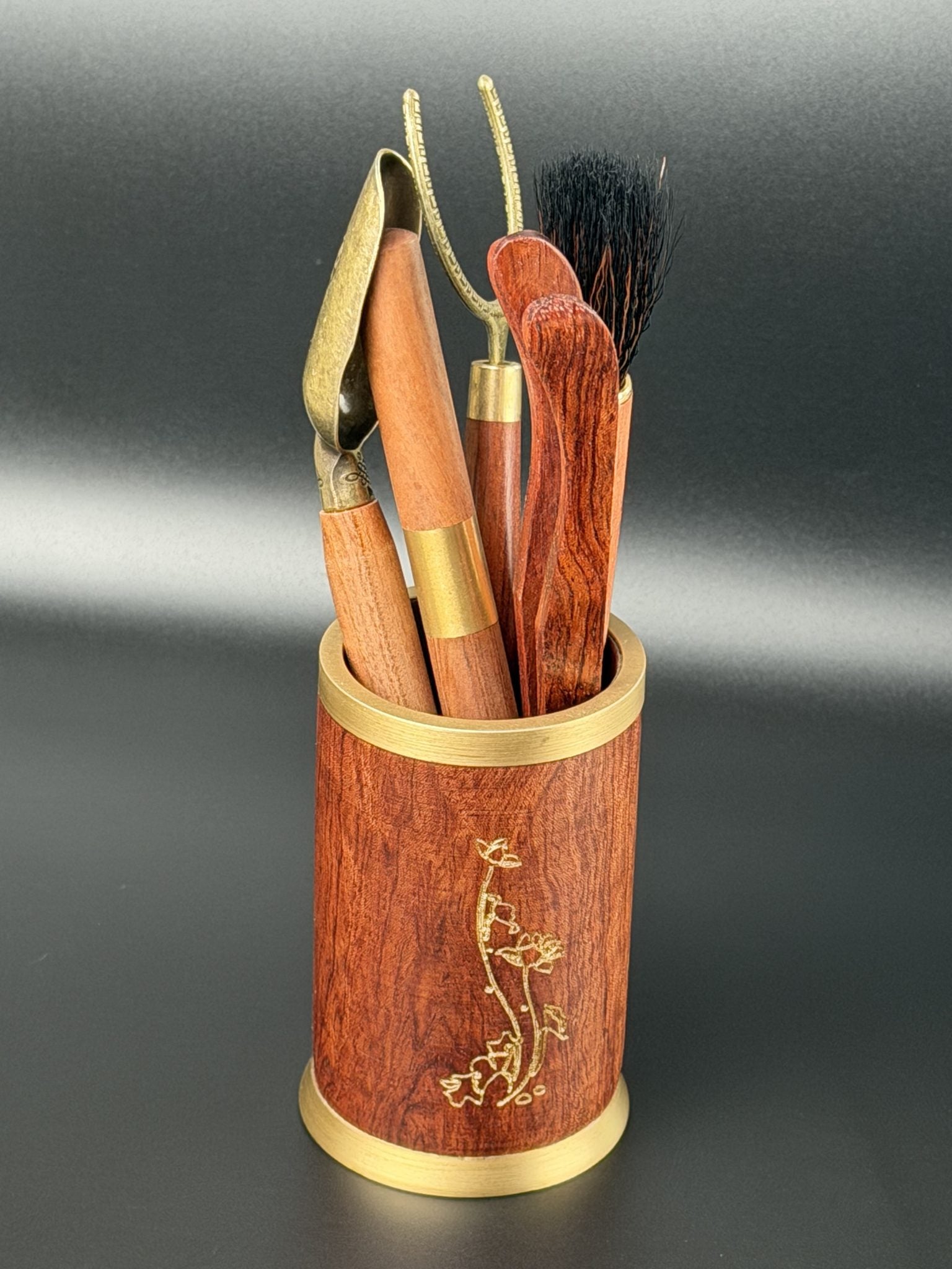 Set d'ustensiles à thé Daothé en bois et laiton rangés dans leur pot, pour le gong fu cha