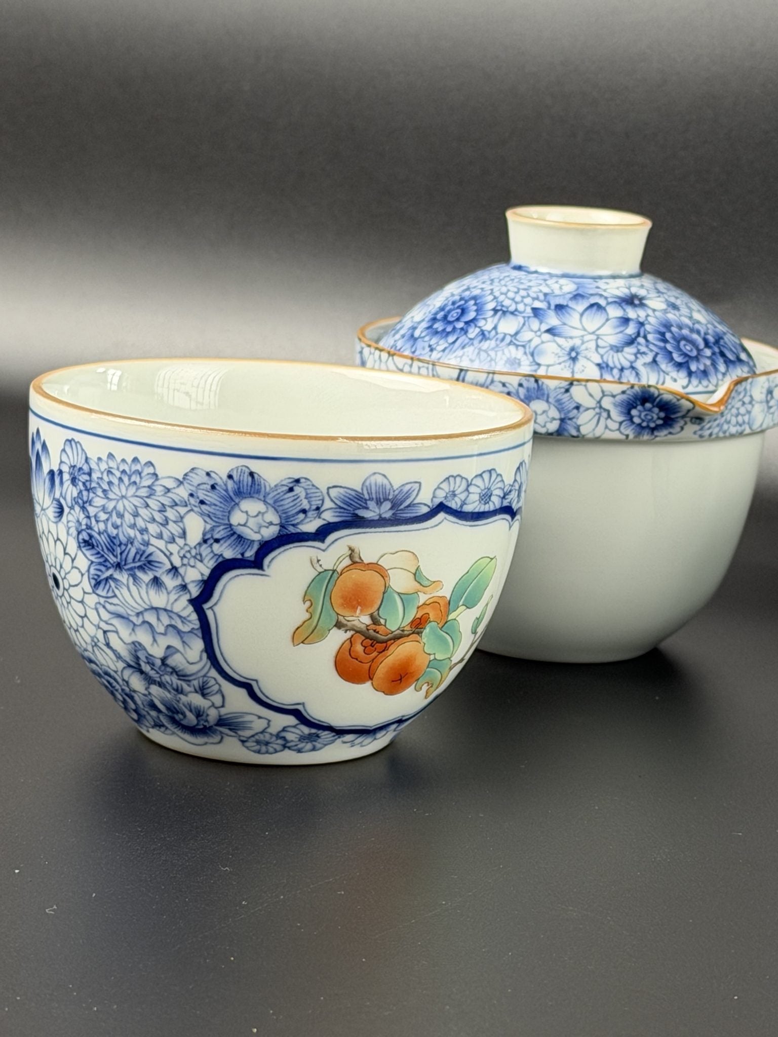 Grande tasse à médaillon de fruits peints à la main et petite théière de voyage en porcelaine bleu et blanc Daothé