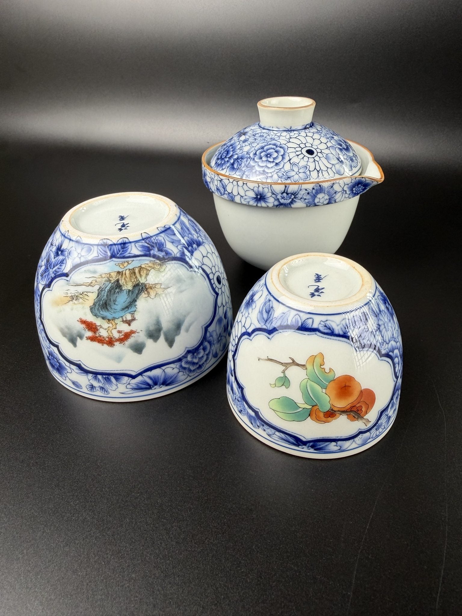 Tasses du service de voyage Daothé retournées, médaillons de paysage et de fruits peints à la main