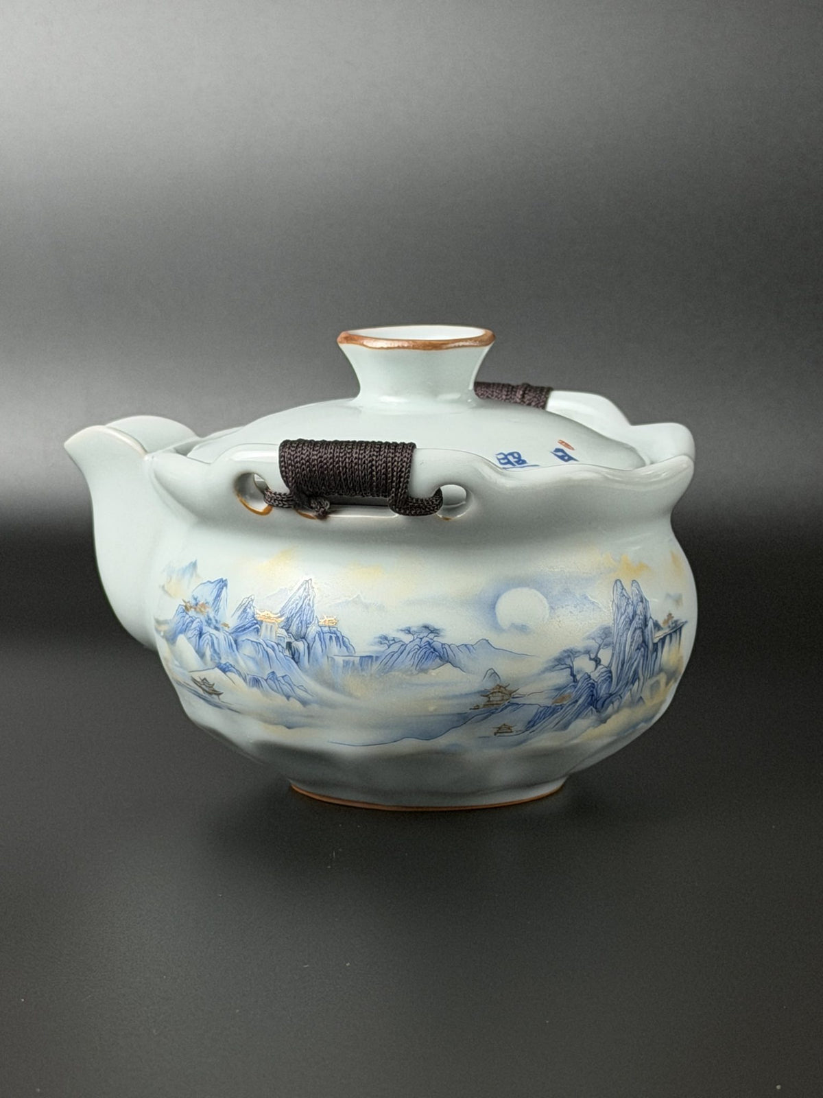 Théière de voyage en porcelaine à anses.
