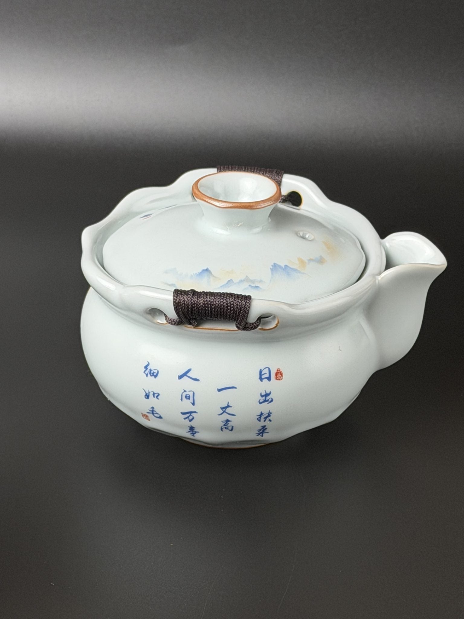 Vue de dessus de la théière de voyage, calligraphie chinoise et anse cordée
